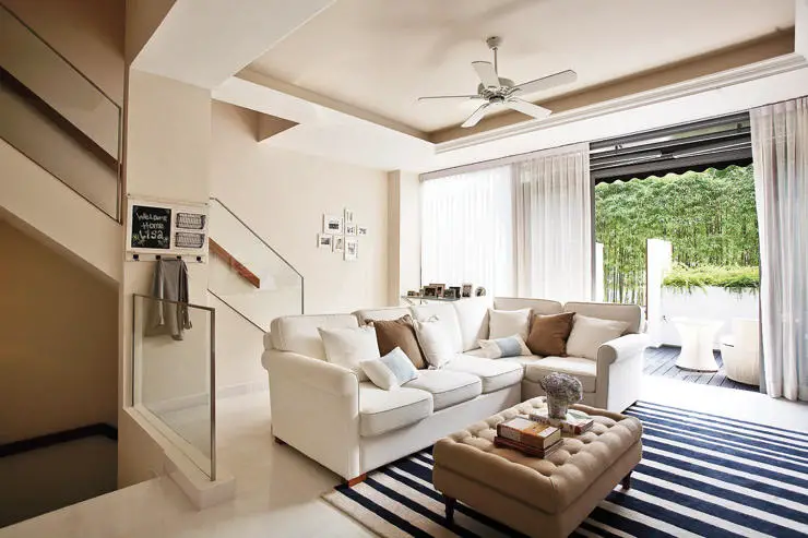 Modern Living Room Idea - natural light