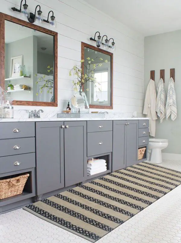 Farmhouse Style Grey And White Bathroom [Source: https://pin.it/1VpeHZv]