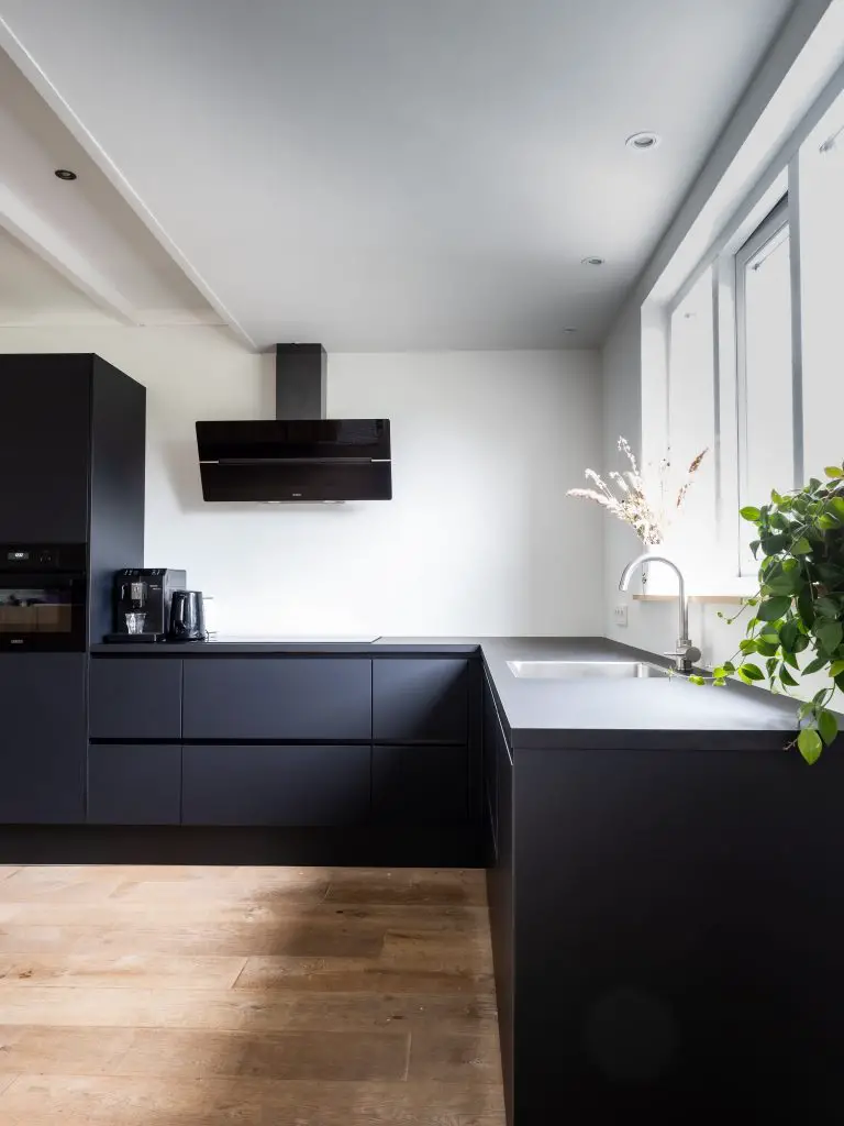 Black Kitchen Interior Design By Sven-brandsma [Source : unsplash]