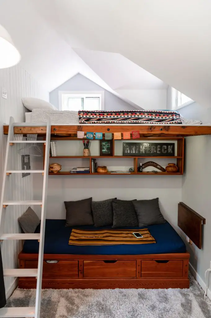 Bunk Bed Decor By Andrea Davis [Source : unsplash]