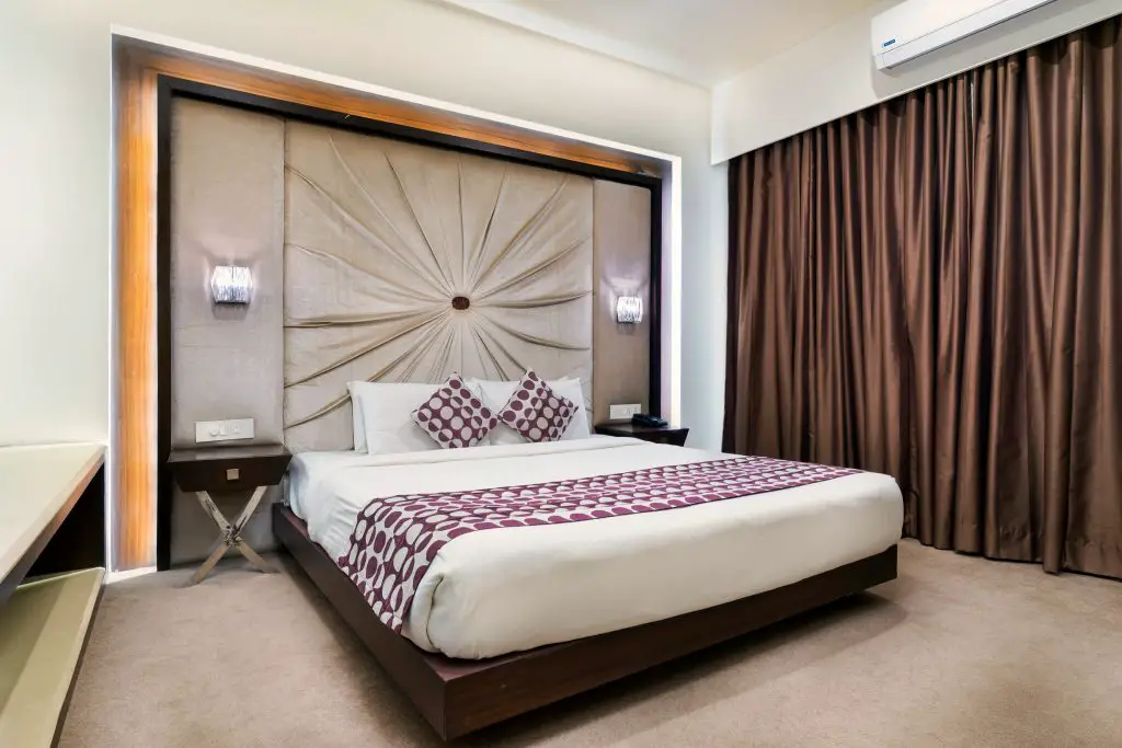 Modern Bedroom With Curtain Blind By Pranav Kumar - unsplash